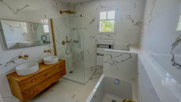 Plain-pied avec 4 chambres, piscine et jacuzzi, très belles finitions