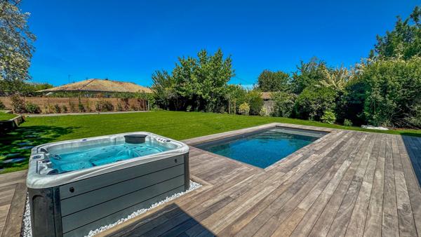 Plain-pied avec 4 chambres, piscine et jacuzzi, très belles finitions