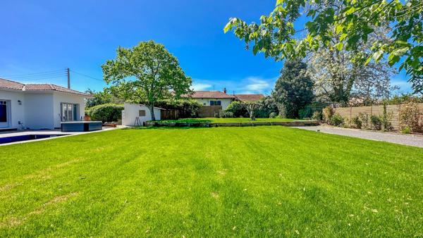 Plain-pied avec 4 chambres, piscine et jacuzzi, très belles finitions