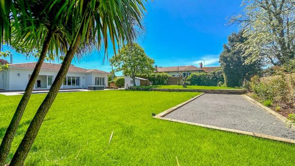 Plain-pied avec 4 chambres, piscine et jacuzzi, très belles finitions