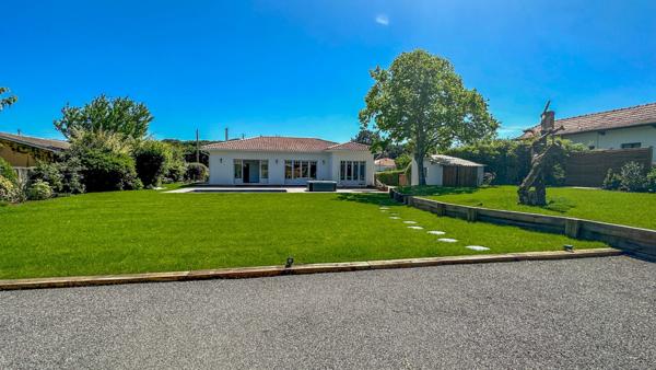 Plain-pied avec 4 chambres, piscine et jacuzzi, très belles finitions