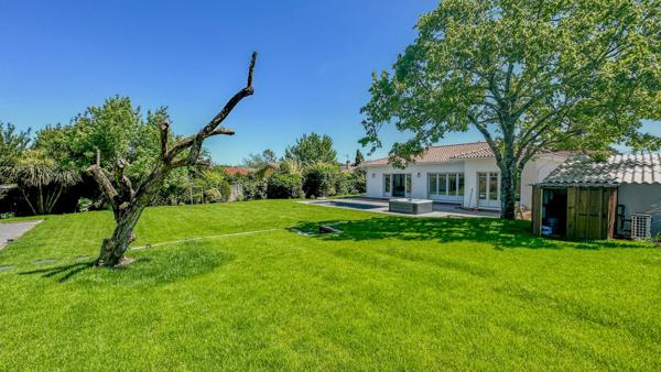 Plain-pied avec 4 chambres, piscine et jacuzzi, très belles finitions