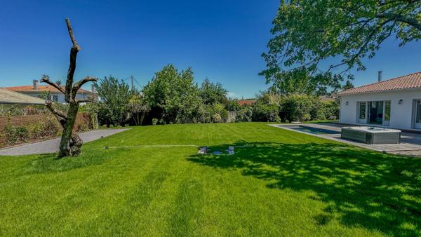 Plain-pied avec 4 chambres, piscine et jacuzzi, très belles finitions