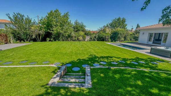 Plain-pied avec 4 chambres, piscine et jacuzzi, très belles finitions