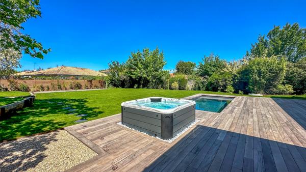 Plain-pied avec 4 chambres, piscine et jacuzzi, très belles finitions
