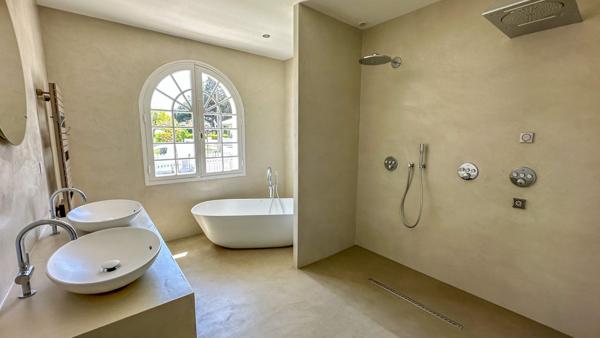 Plain-pied avec 4 chambres, piscine et jacuzzi, très belles finitions