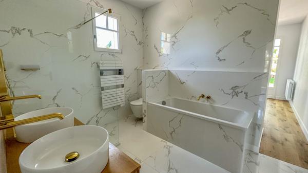 Plain-pied avec 4 chambres, piscine et jacuzzi, très belles finitions