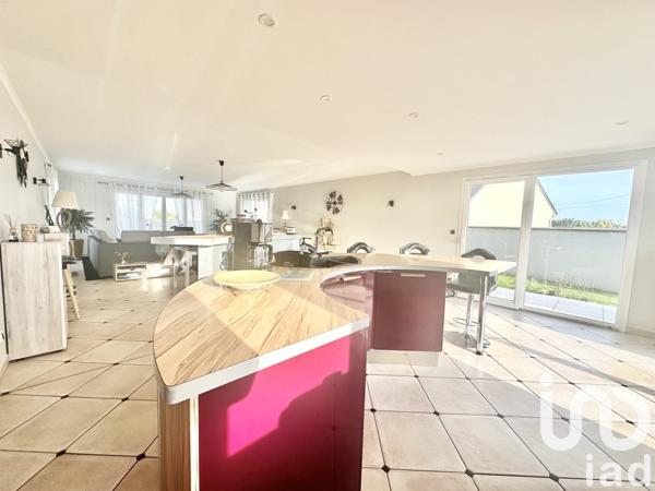 Maison 10 pièces de 232 m² à Saint-Marcouf (50310)