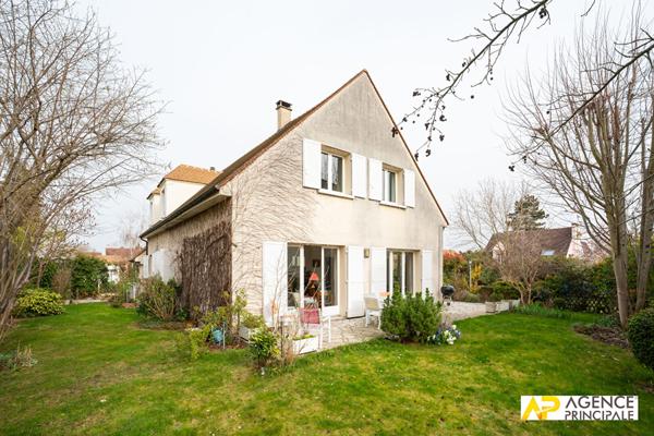 Maison Le Mesnil Le Roi - 200 m2 €1 365 000 ** - Référence 13358