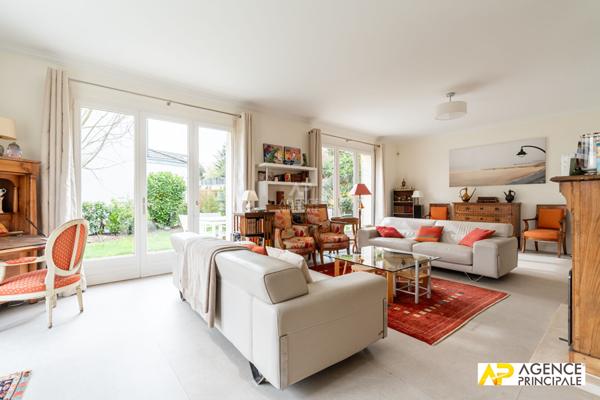 Maison Le Mesnil Le Roi - 200 m2 €1 365 000 ** - Référence 13358