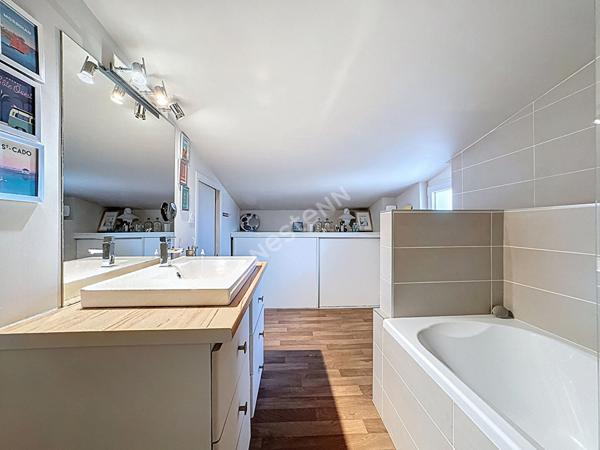 Maison de charme à vendre à Champtoceaux - 3 chambres, garage et extérieur.