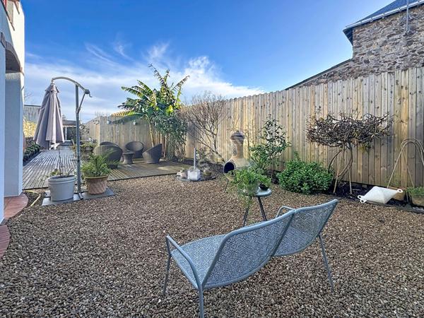 Maison de charme à vendre à Champtoceaux - 3 chambres, garage et extérieur.