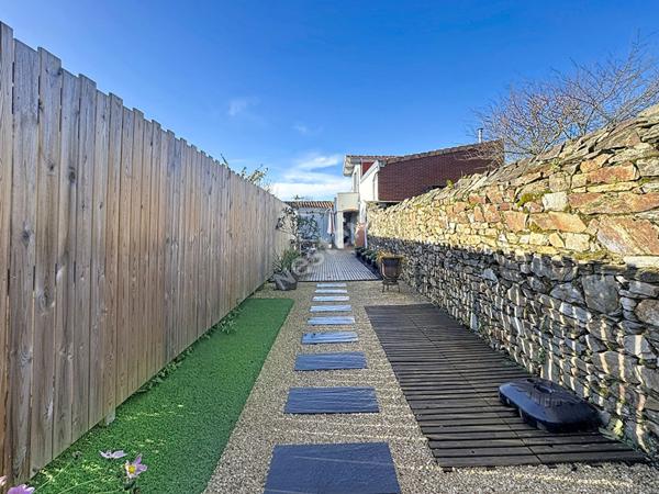 Maison de charme à vendre à Champtoceaux - 3 chambres, garage et extérieur.