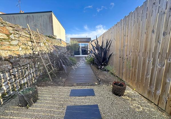 Maison de charme à vendre à Champtoceaux - 3 chambres, garage et extérieur.