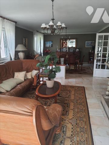 HAUTE VILLE - belle maison
de ville 200 m2 habitable sur un terrain de 1120 m2 agencé. Quartier...