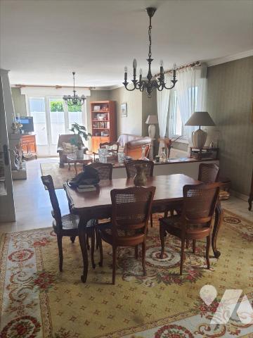 HAUTE VILLE - belle maison
de ville 200 m2 habitable sur un terrain de 1120 m2 agencé. Quartier...