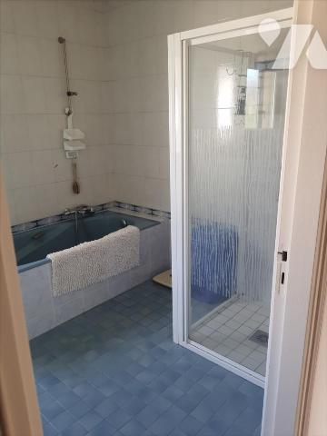 HAUTE VILLE - belle maison
de ville 200 m2 habitable sur un terrain de 1120 m2 agencé. Quartier...