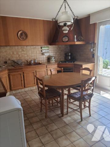 HAUTE VILLE - belle maison
de ville 200 m2 habitable sur un terrain de 1120 m2 agencé. Quartier...