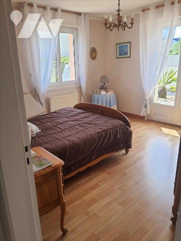 HAUTE VILLE - belle maison
de ville 200 m2 habitable sur un terrain de 1120 m2 agencé. Quartier...