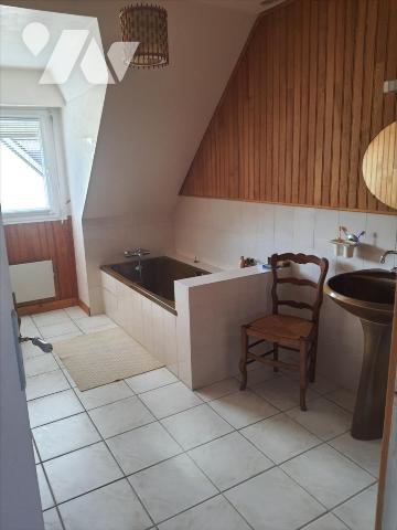 HAUTE VILLE - belle maison
de ville 200 m2 habitable sur un terrain de 1120 m2 agencé. Quartier...