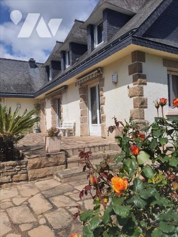 HAUTE VILLE - belle maison
de ville 200 m2 habitable sur un terrain de 1120 m2 agencé. Quartier...