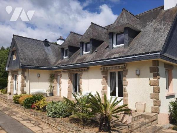 HAUTE VILLE - belle maison
de ville 200 m2 habitable sur un terrain de 1120 m2 agencé. Quartier...