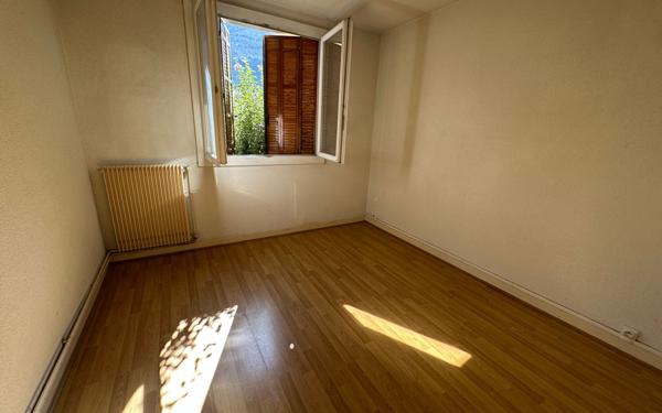 Appartement à vendre    3 pièces • 54 m2 Saint-Égrève