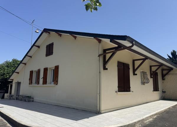 Maison de plain-pied de 100m², jardin et garages