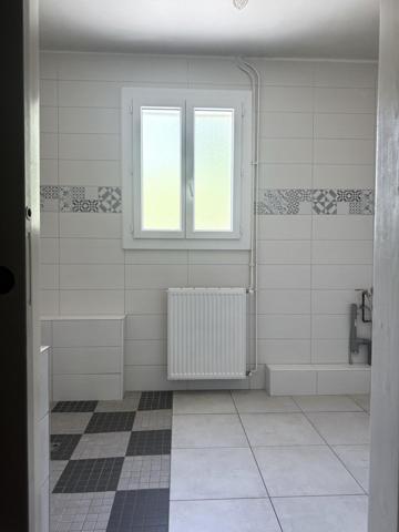 Maison de plain-pied de 100m², jardin et garages