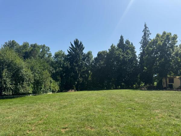 Maison de plain-pied de 100m², jardin et garages