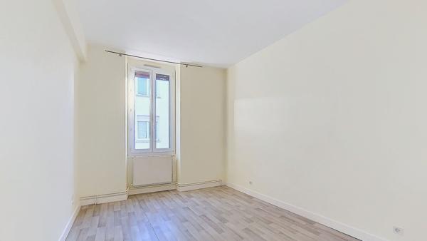 Ensemble immobilier à Lavardac : deux maisons dont une à rénover, garage et cour