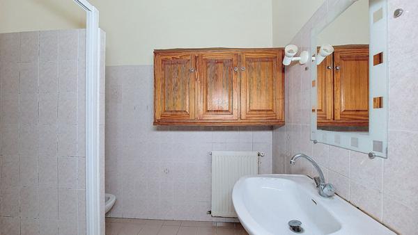 Ensemble immobilier à Lavardac : deux maisons dont une à rénover, garage et cour