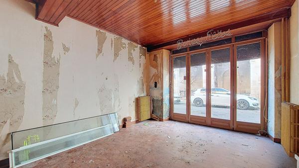 Ensemble immobilier à Lavardac : deux maisons dont une à rénover, garage et cour