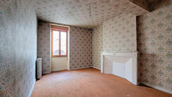 Ensemble immobilier à Lavardac : deux maisons dont une à rénover, garage et cour