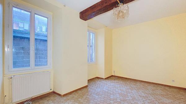 Ensemble immobilier à Lavardac : deux maisons dont une à rénover, garage et cour