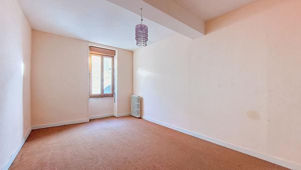 Ensemble immobilier à Lavardac : deux maisons dont une à rénover, garage et cour