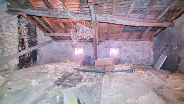 Ensemble immobilier à Lavardac : deux maisons dont une à rénover, garage et cour