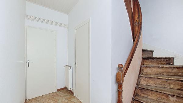 Ensemble immobilier à Lavardac : deux maisons dont une à rénover, garage et cour