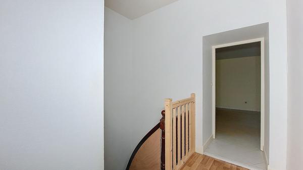 Ensemble immobilier à Lavardac : deux maisons dont une à rénover, garage et cour