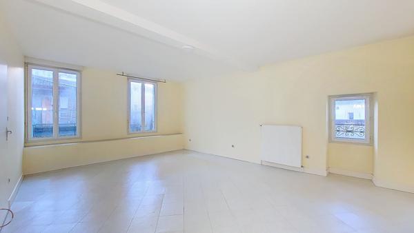 Ensemble immobilier à Lavardac : deux maisons dont une à rénover, garage et cour