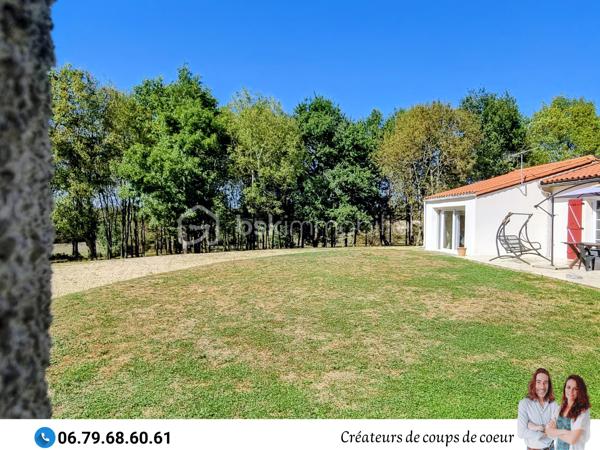 Nous vous proposons ce pavillon de plain pied sans voisinage, composé :

D'une grande pièce de vie de plus de 70m² très lumineuse avec 3 portes fenêtres, cuisine équipée.

L'espace nuit se compose de deux ailes :
-Une aile avec deux chambres (11.5 et 16.5 m² environ) dont une dispose d'une baie vitrée avec une magnifique vue sur le jardin et la campagne environnante. 
-La seconde aile dessert deux autres grandes chambres de 16 et 18.5m² environ, chacune d'elle dispose d'une porte fenêtre donnant sur la terrasse. Une salle d'eau équipée d'une douche et de 2 vasques, WC séparé. Accès au garage.

A l'extérieur : une grande terrasse, grand jardin avec partie boisée. 
Vue dégagée sur la nature environnante, la première habitation est à plus de 100 mètres !

Double vitrage, chauffage central et ballon d'eau chaude thermodynamique, assainissement individuel.

Maison très bien entretenue dans un environnement paisible sans aucune nuisance !

Notre regard : " Isolé et en pleine nature ! La vue est imprenable, la tranquillité est assurée ! Il n'y a plus qu'à poser ses valises !"

Situé à Beaussais-Vitré (école), Niort 25 minutes, 10 minutes de Melle et Celles-sur Belle, Saint-Maixent l'Ecole (gare TGV ligne La Rochelle/Paris Montparnasse) à 15 minutes ainsi que l'autoroute A10, 1h de Poitiers. Ramassage scolaire à quelques minutes à pied.

Acquéreurs, avis de valeur offert. Vendeurs, bénéficiez de notre service financier.