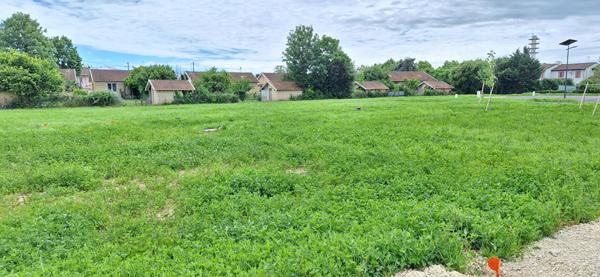 Centre ville de Bourg En Bresse , beau terrain à bâtir de  673m2 viabilisé.