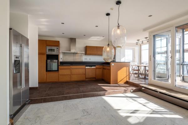 Saint-Didier-au-Mont-d'Or - Appartement d'exception de 248,89 m² - Piscine - Tennis - Garage double - Terrasses - 5 Chambres