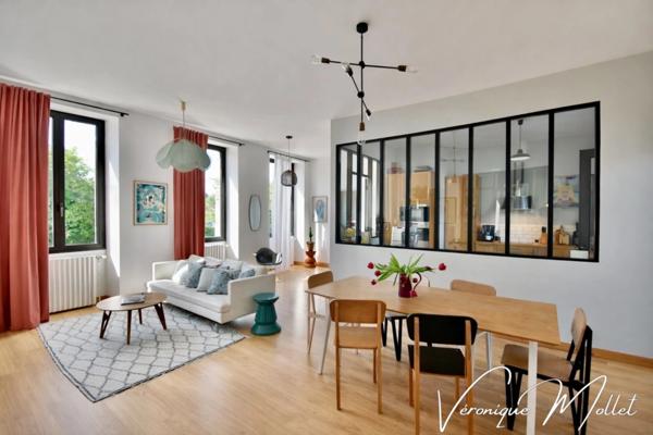 MAISON EN PIERRE INDÉPENDANTE AVEC PARCELLE DE 1000m2 EN PLEIN BOURG