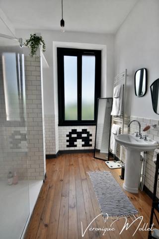 MAISON EN PIERRE INDÉPENDANTE AVEC PARCELLE DE 1000m2 EN PLEIN BOURG