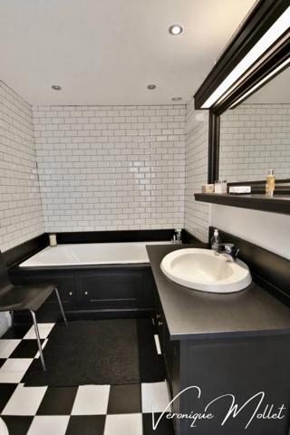 MAISON EN PIERRE INDÉPENDANTE AVEC PARCELLE DE 1000m2 EN PLEIN BOURG