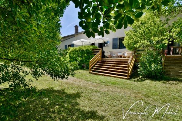 MAISON EN PIERRE INDÉPENDANTE AVEC PARCELLE DE 1000m2 EN PLEIN BOURG