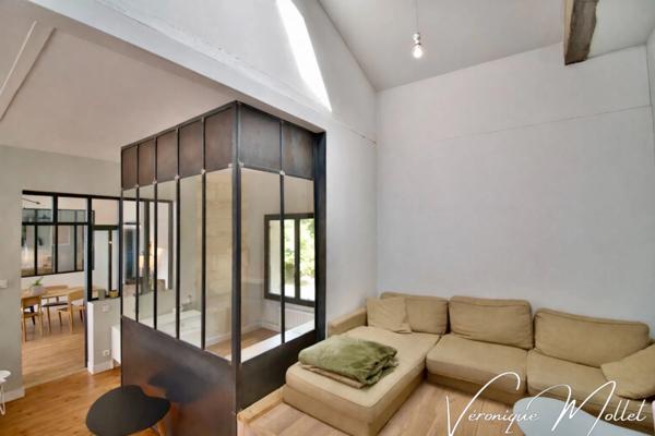 MAISON EN PIERRE INDÉPENDANTE AVEC PARCELLE DE 1000m2 EN PLEIN BOURG