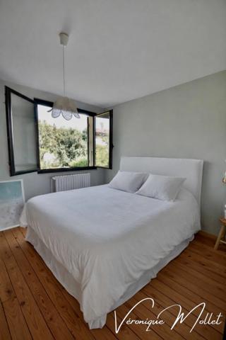 MAISON EN PIERRE INDÉPENDANTE AVEC PARCELLE DE 1000m2 EN PLEIN BOURG