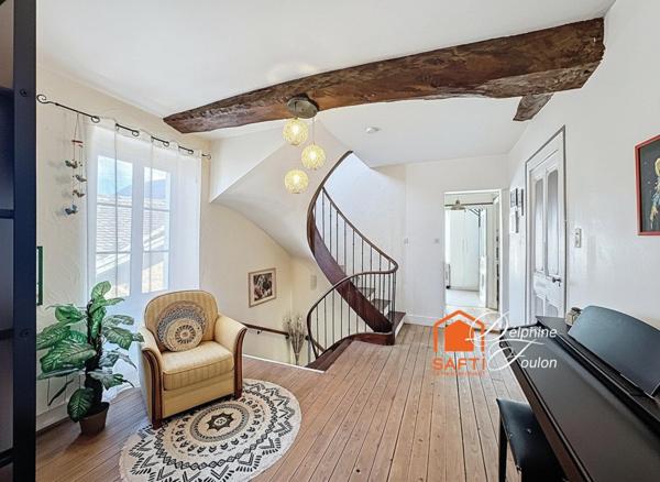 Maison d’habitation familiale avec dépendances et piscine